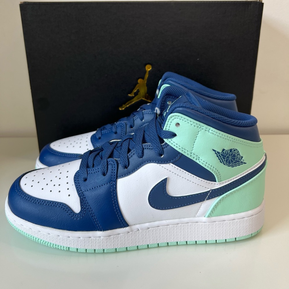 Air Jordan 1 Mid (GS) Mystic Navy Mint Size 5.5Y/ Women’s Size 7